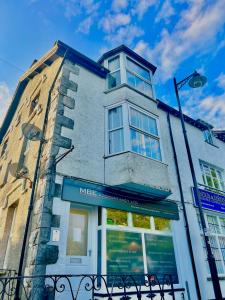 温德米尔High Street Apartment的前面有标志的建筑物