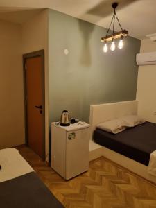 El Mundo Suites في أنطاليا: غرفة صغيرة فيها سرير وثلاجة صغيرة