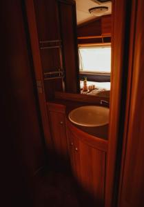 a bathroom with a sink and a mirror at Pomiędzy Jeziorami in Kleszczówek