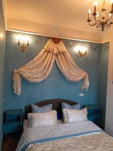a bedroom with a bed with a curtain above it at Penthouse en bleu royal in Vinça
