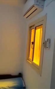 a room with a window and a bed in it at زهرة مطروح للشقق الفندقية in Marsa Matruh