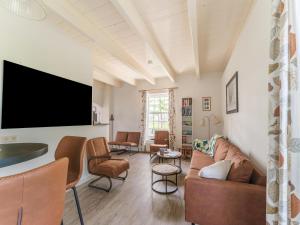 - un salon avec un canapé, des chaises et une télévision dans l'établissement Spacious holiday home in Montfoort with private terrace, à Montfoort