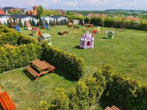 - une vue aérienne sur une aire de jeux avec un château de jouets dans l'établissement Cozy holiday homes near the beach in Jaros awiec, à Jarosławiec