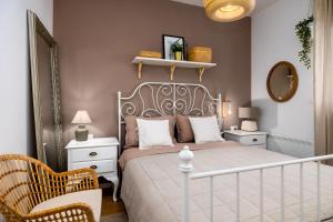 sypialnia z łóżkiem, krzesłem i lustrem w obiekcie Apartment Ivy w Splicie