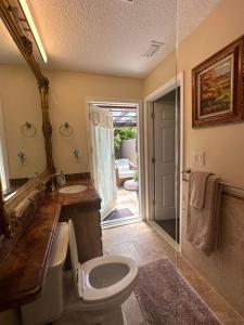 A bathroom at Adorable Self Check-in Guest Suite w/Private Patio