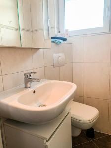 a bathroom with a sink and a toilet at Messewohnung für 5 Gäste mit Balkon und Lift in Hannover