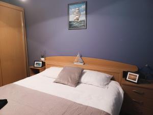 um quarto com uma cama grande e 2 almofadas em Adriatic Oasis Apartments em Preko