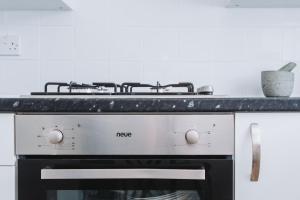 Köök või kööginurk majutusasutuses Double Room with Private Bathroom, parking & wifi +16 fotot