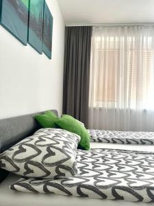 Habitación con sofá, almohada y ventana en Apartment Aurora en Foča