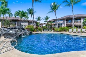 una piscina con palmeras y un complejo en Waikoloa Colony Villas #1304, en Waikoloa