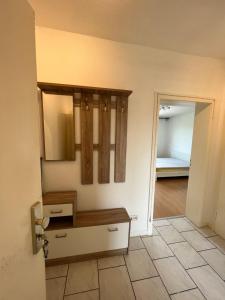 um quarto com um lavatório e um espelho na parede em Möblierte Wohnung in Duisburg em Duisburgo