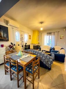 un soggiorno con un tavolo e un divano di Lucky's House a Preveza