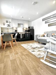 Zona d'estar a Central, Stylish - 2 Bed Property, The Stable @ Warrenfield, Free WiFi & Parking