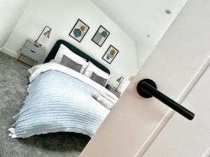 Schlafzimmer mit einem Bett mit blauem Kopfteil und Kissen in der Unterkunft Central, Stylish - 2 Bed Property, The Stable @ Warrenfield, Free WiFi & Parking in Orkney