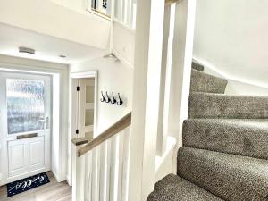 una escalera en una casa con una puerta blanca en Central, Stylish - 2 Bed Property, The Stable @ Warrenfield, Free WiFi & Parking, en Islas Orcadas