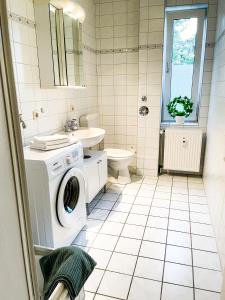 a bathroom with a washing machine and a sink at Apartment für 3 Gäste Messe- und Citynah in Hannover