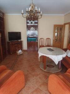 un soggiorno con tavolo e TV di Casa Maria Luisa a Santo Tomé