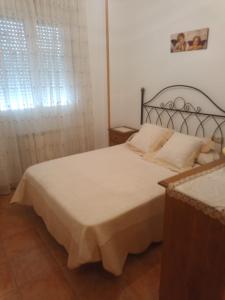 ein Schlafzimmer mit einem großen Bett und einem Fenster in der Unterkunft Casa Maria Luisa in Santo Tomé