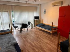 1 dormitorio con 1 cama, mesa y sillas en U Marty en Jaworzno