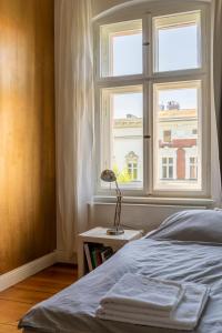 Schlafzimmer mit einem Bett und einem Fenster in der Unterkunft The Good Place in Kreuzberg Berlin in Berlin