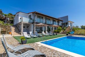 een villa met een zwembad en een huis bij Quintinha do Miradouro - casa completa com 4 quartos! in Mesão Frio