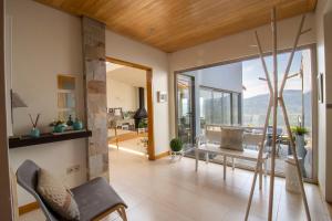 una sala de estar con puertas correderas de cristal y una sala de estar con vistas. en Quintinha do Miradouro - casa completa com 4 quartos! en Mesão Frio