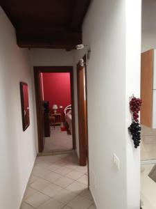 un pasillo con una puerta que conduce a una sala de estar en La casetta di nonna Sesa en Viterbo