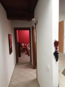 a hallway with a door leading to a living room at La casetta di nonna Sesa in Viterbo