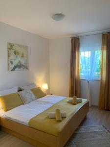 een slaapkamer met een groot bed en 2 handdoeken bij APARTMAN MATEO in Rogovići