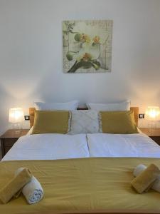 een slaapkamer met een bed met 2 kussens erop bij APARTMAN MATEO in Rogovići
