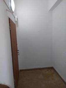 korytarz z białą ścianą i drzwiami w obiekcie центр города w mieście Hajfa