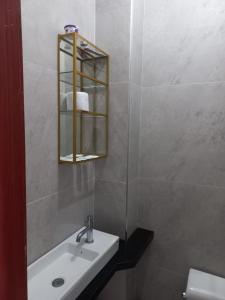 a bathroom with a sink and a mirror at DEPARTAMENTOS MARCECILIA DE 2 y 3 HABITACIONES EN EL CENTRO DE MANTA in Manta