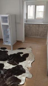 Habitación con alfombra de vaca en el suelo en центр города en Haifa