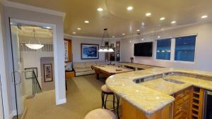 5 Bedroom Beachfront Masterpiece في شاطئ هنتنغتون: غرفة معيشة كبيرة مع طاولة بلياردو