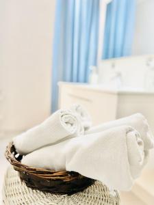 uma cesta de toalhas numa mesa na casa de banho em Scandinavian Apartment Hotel - Tobaksgården - 2 room apartment em Horsens