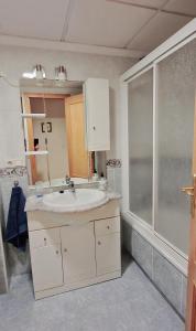een badkamer met een wastafel, een spiegel en een douche bij Exclusive Penthouse Pool & Beach - Lovely for families - Los Pinos Residential in El Campello