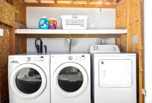 zwei Waschmaschinen sowie eine Waschmaschine und ein Trockner in der Unterkunft Huge Studio - 7min LAX 405 SoFi in Hawthorne