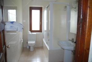 Koupelna v ubytování Hostal Ayestaran I