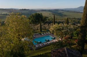 einen Blick über den Pool in einem Garten mit Bäumen in der Unterkunft Villa Cozzano in Pozzuolo