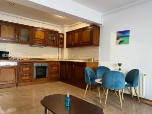 O bucătărie sau chicinetă la Mamaia Nord Apartament