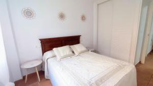 een kleine slaapkamer met een bed en een tafel bij Viajero del Sol El Morche Torrox Costa Málaga in Morche