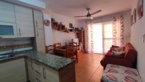 een keuken en een woonkamer met een bank en een tafel bij Viajero del Sol El Morche Torrox Costa Málaga in Morche