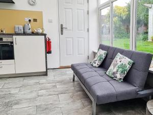 sala de estar con sofá y cocina en Nether Oslands, en Lower Swanwick