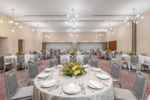 un gran salón de banquetes con mesas y sillas en Hyatt Regency Mexico City Insurgentes, en Ciudad de México