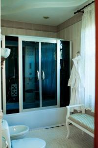 bagno con doccia, finestra e panca di Hotel Miss Mari a Karagandy