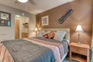 Schlafzimmer mit einem Bett mit einem Baseballschläger an der Wand in der Unterkunft Pointe Royale Condo Retreat in Branson in Branson