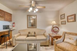 un soggiorno con un divano e un ventilatore a soffitto di Pointe Royale Condo Retreat in Branson a Branson