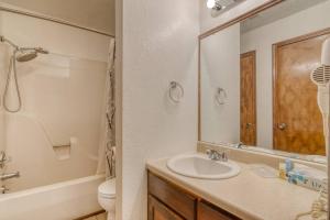un bagno con lavandino, WC e specchio di Pointe Royale Condo Retreat in Branson a Branson Altre 13 foto