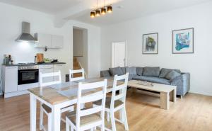 uma sala de estar com uma mesa e um sofá em Stay and Work Apartment - 8 single beds - central em Gronau