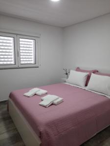 a white room with a large bed with two white pillows at Atlantico in Geres